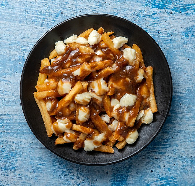 i198231-poutine-vegetarienne-avec-sauce-brune-maison-et-fromage-vegetal